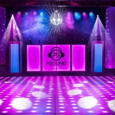 Drive in-show met dansvloer en DJ